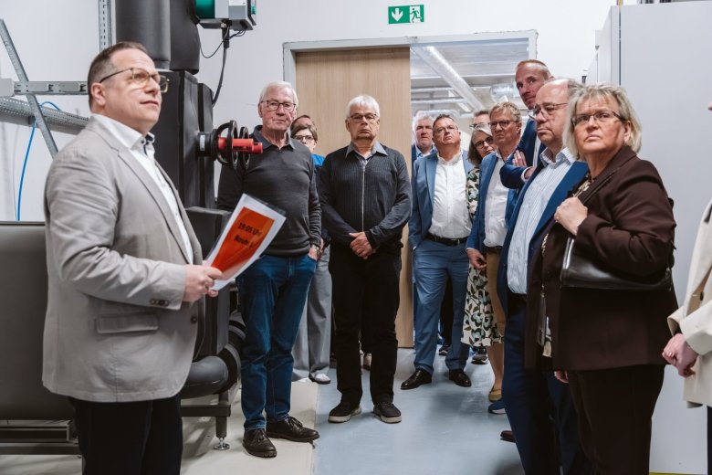 Stadtbaurat André Leson führt eine der Gästegruppen fachkundig durch die Halle und gewährt dabei einen Blick hinter die Kulissen