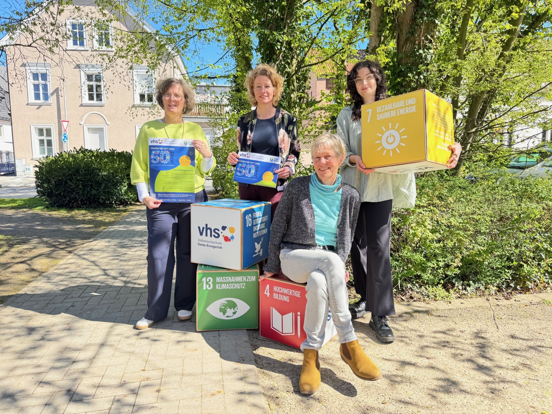 das Bild zeigt: Heike Ewers (Leiterin der VHS Oelde-Ennigerloh), Steffi Gröne (Klimaschutzmanagerin der Stadt Oelde), Andrea Vahrenhorst (VHS), Rena Ideus (Klimaschutzmanagerin der Stadt Oelde)
