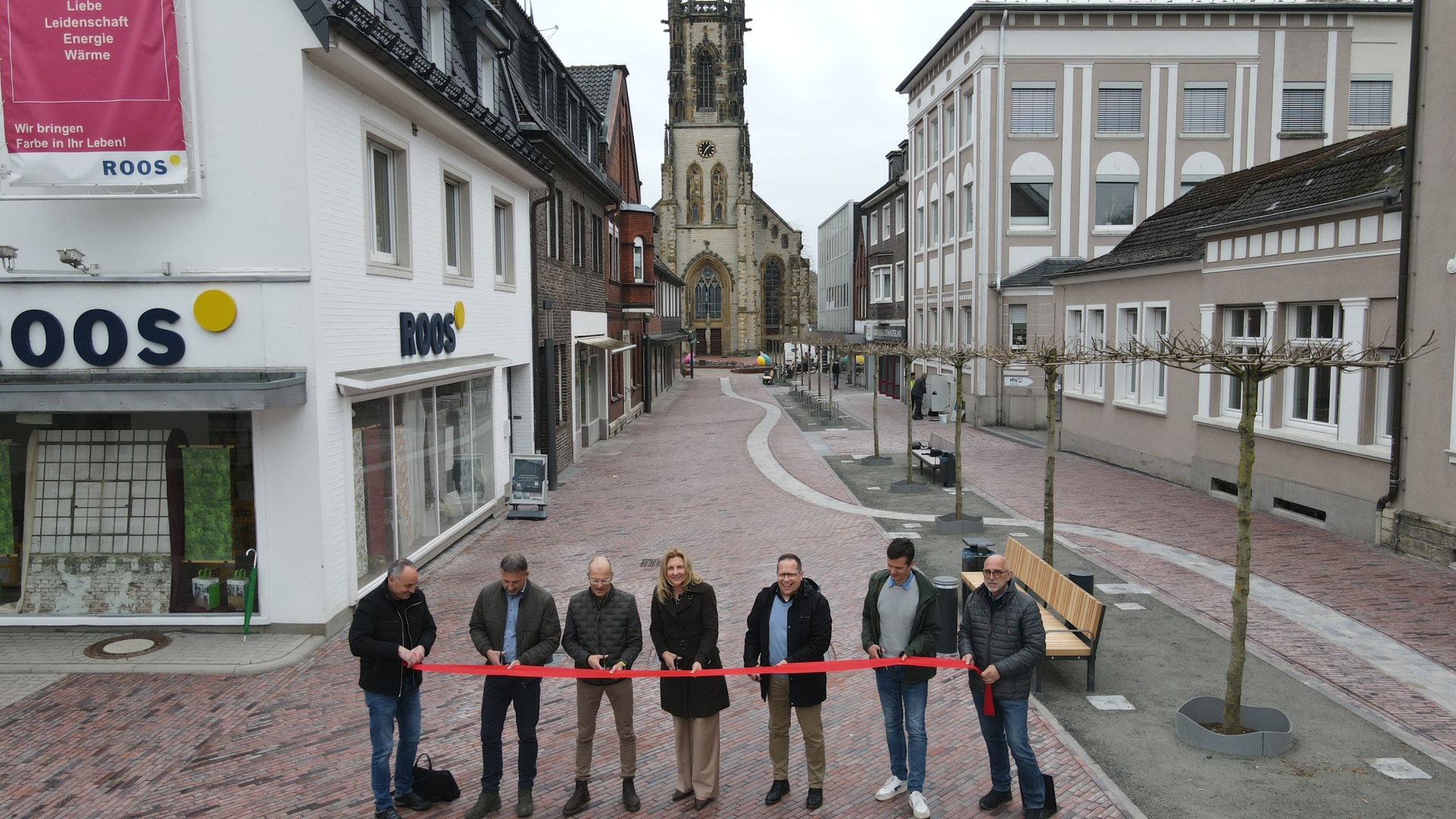 Vertreter der bauausführenden Firmen und der Stadt Oelde beim Durchschneiden des roten Bandes zur Freigabe der Straße