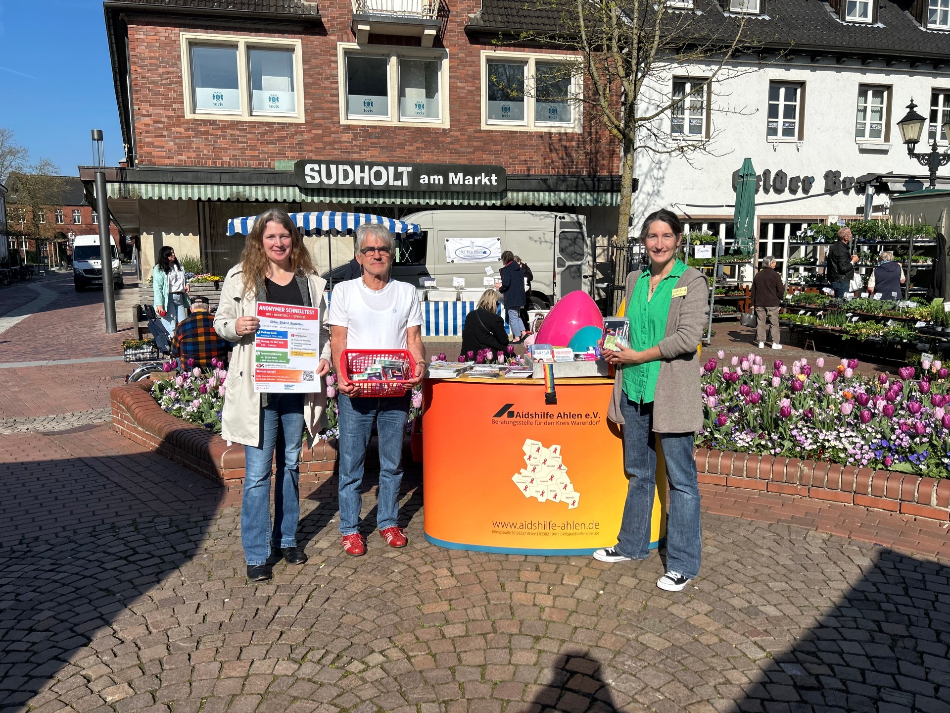 Bild zeigt Verantwortliche bei der Vorstellung auf dem Wochenmarkt