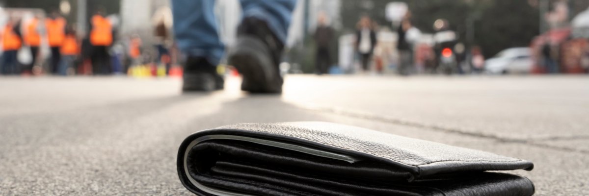 The lost wallet lies on the road The lost wallet lies on the road