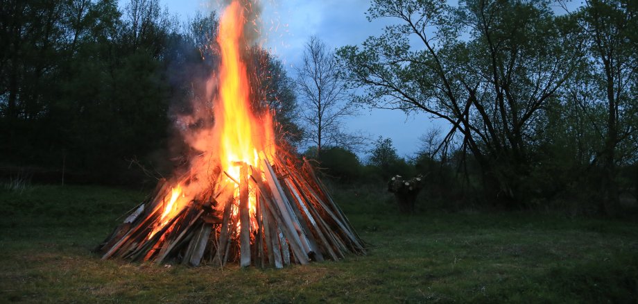 brennendes Osterfeuer