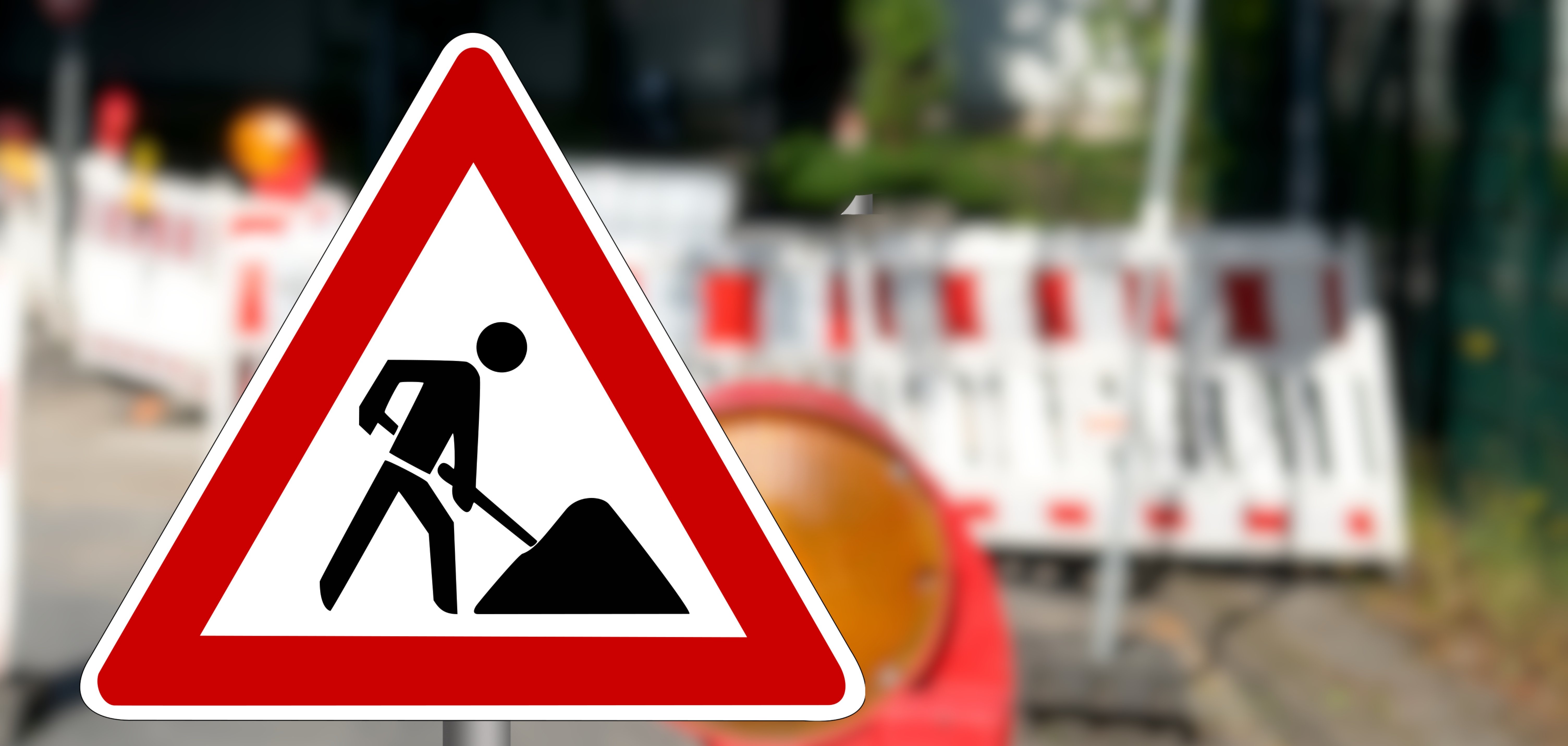 Verkehrsschild und Absperrung an einer Baustelle
