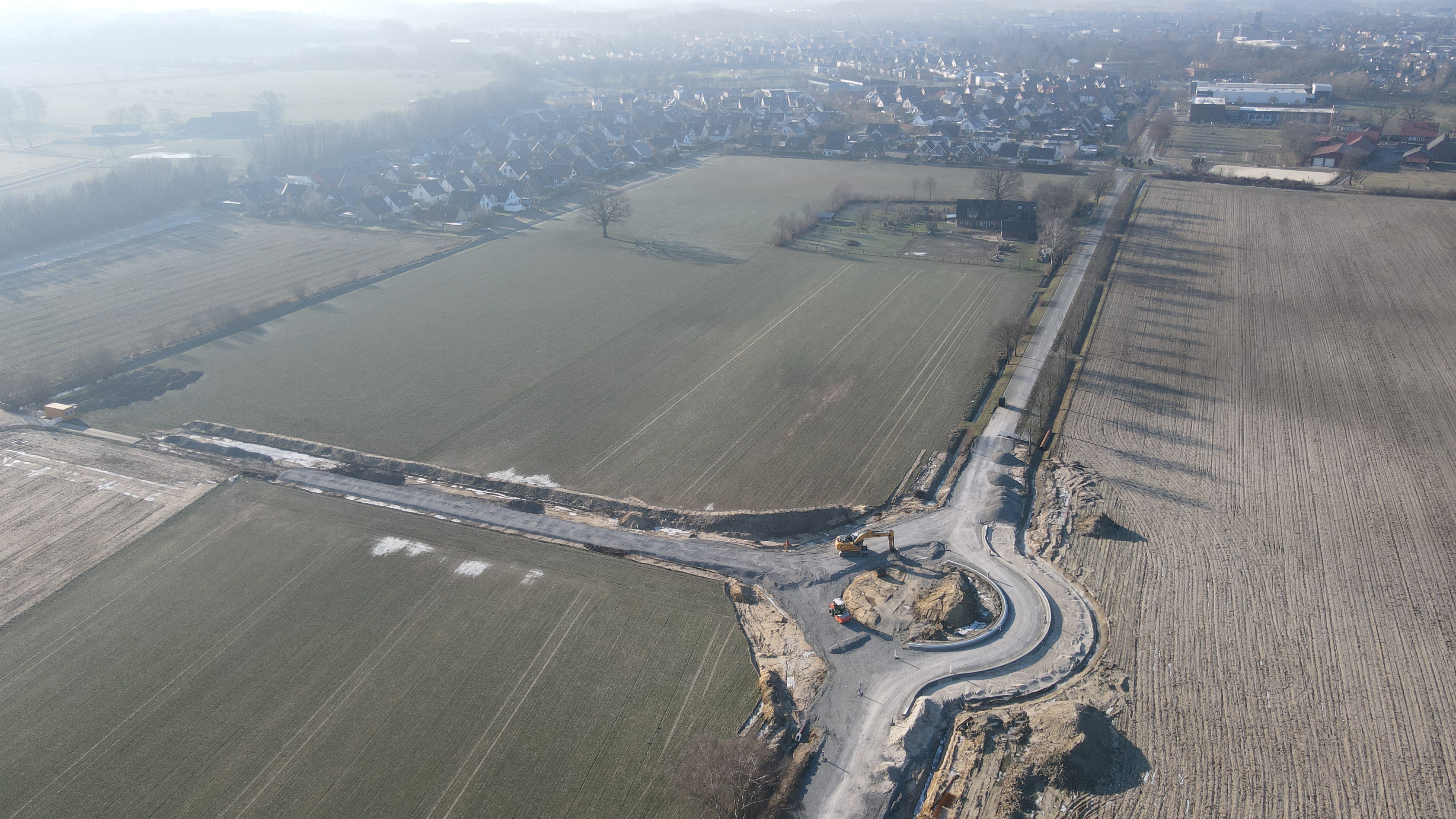 Drohnenaufnahme Januar 2024: Bau des Kreisverkehrs Wiedenbrücker Straße und Bergeler Weg im Rahmen der Erschließung des Wohnbaugebietes Weitkamp 2. 