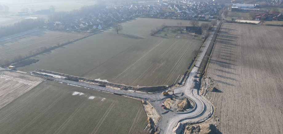 Drohnenaufnahme Januar 2024: Bau des Kreisverkehrs Wiedenbrücker Straße und Bergeler Weg im Rahmen der Erschließung des Wohnbaugebietes Weitkamp 2. 