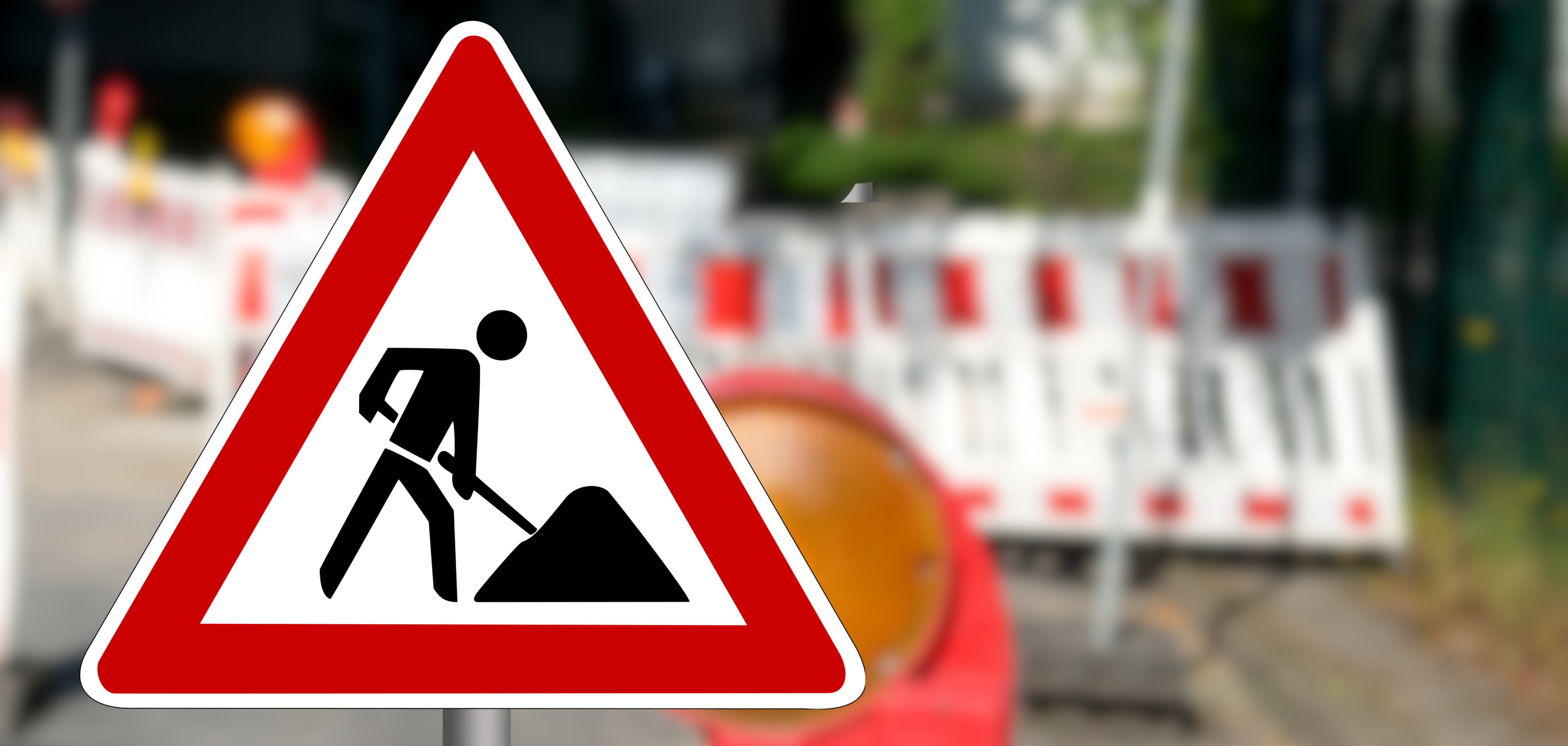 Verkehrsschild und Absperrung an einer Baustelle