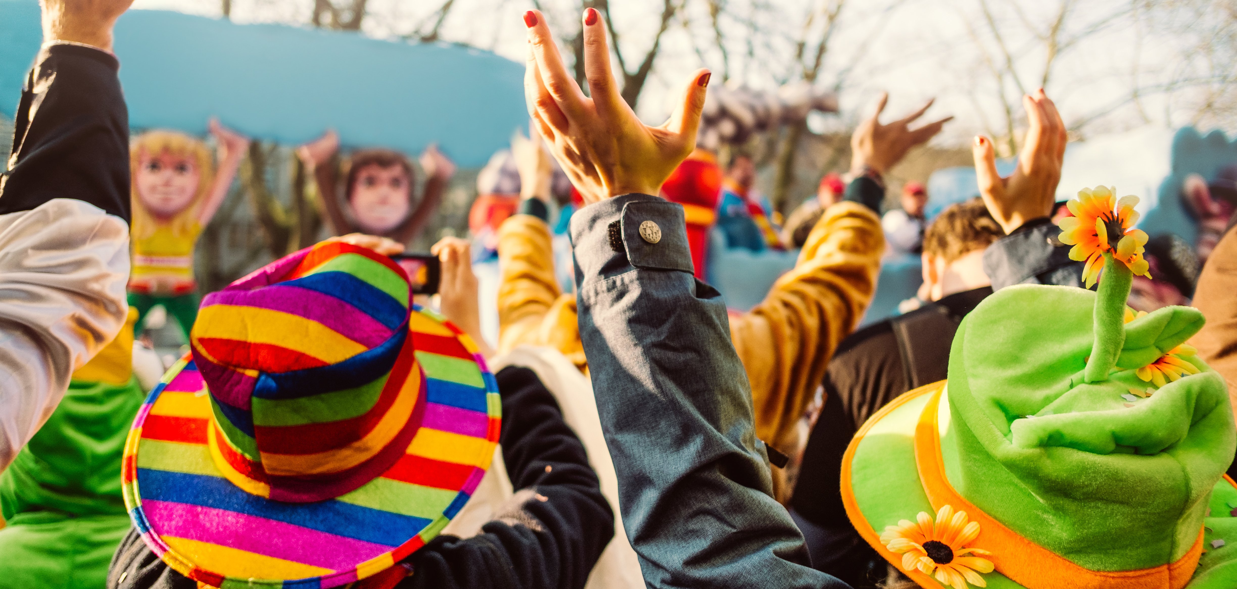 Jecken an Karneval/Menschen bei einem Karnevalsumzug