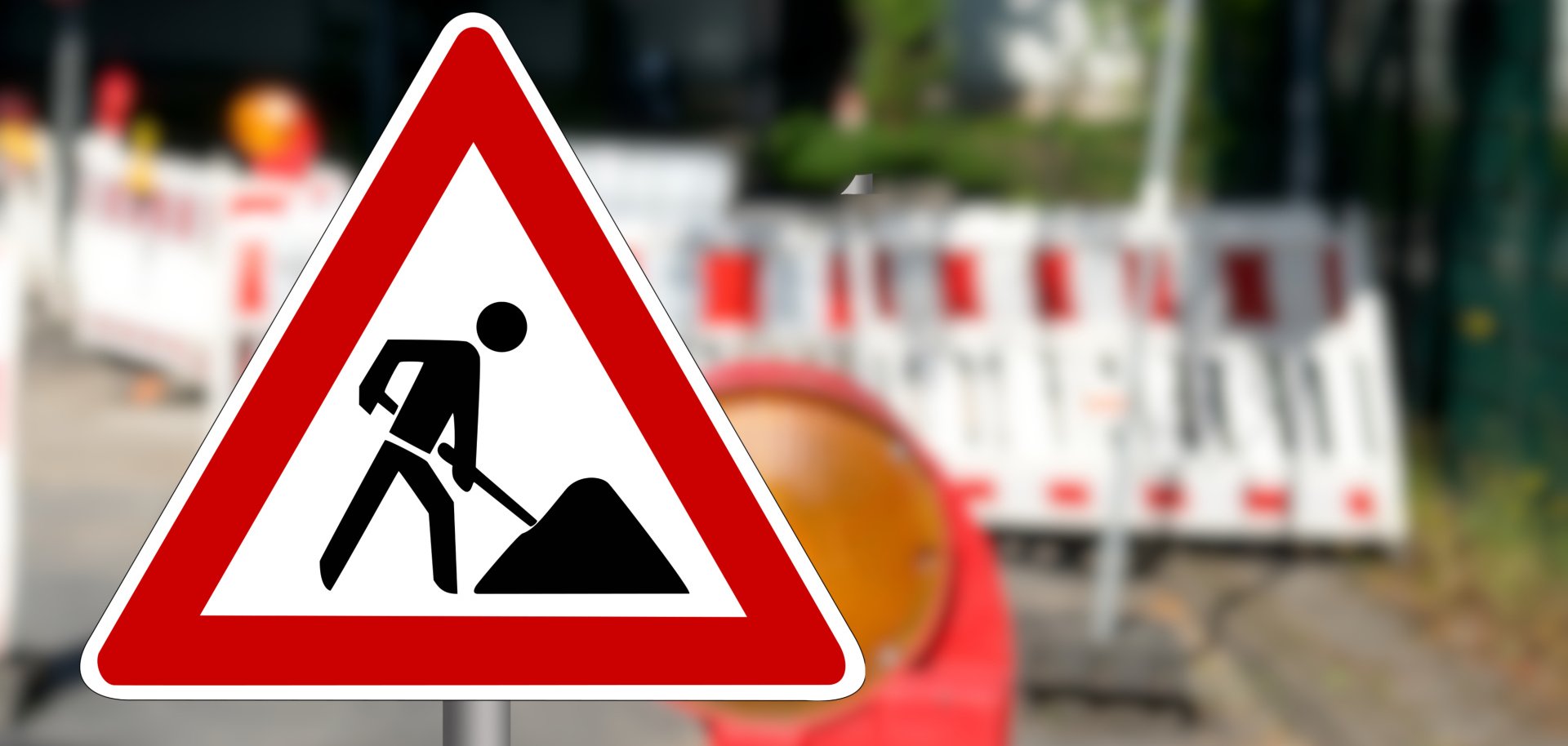 Verkehrsschild und Absperrung an einer Baustelle