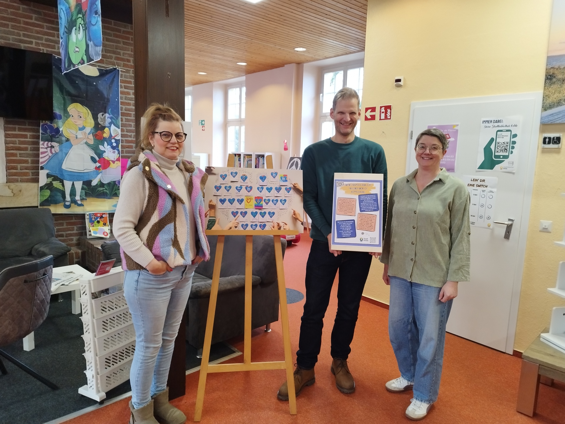 Stolz präsentieren Birgitt Wunderlich (Stadtbibliothek), Martin Werner und Magda Bender (beide Jugendamt) die Arbeiten die jungen Künster*innen.