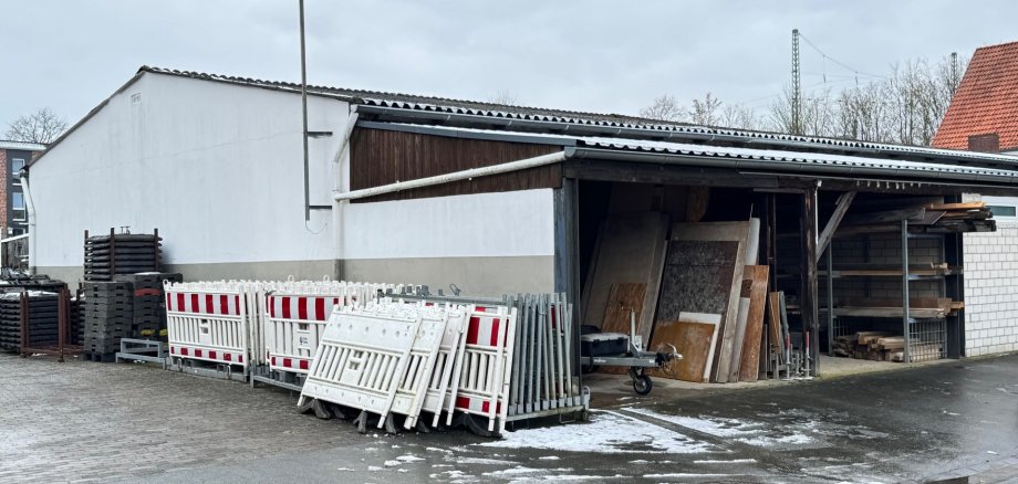 Anbauten an vorhandene Gebäude zum Unterstellen von Fahrzeugen / Lagerung von Material Anbauten an vorhandene Gebäude zum Unterstellen von Fahrzeugen / Lagerung von Material