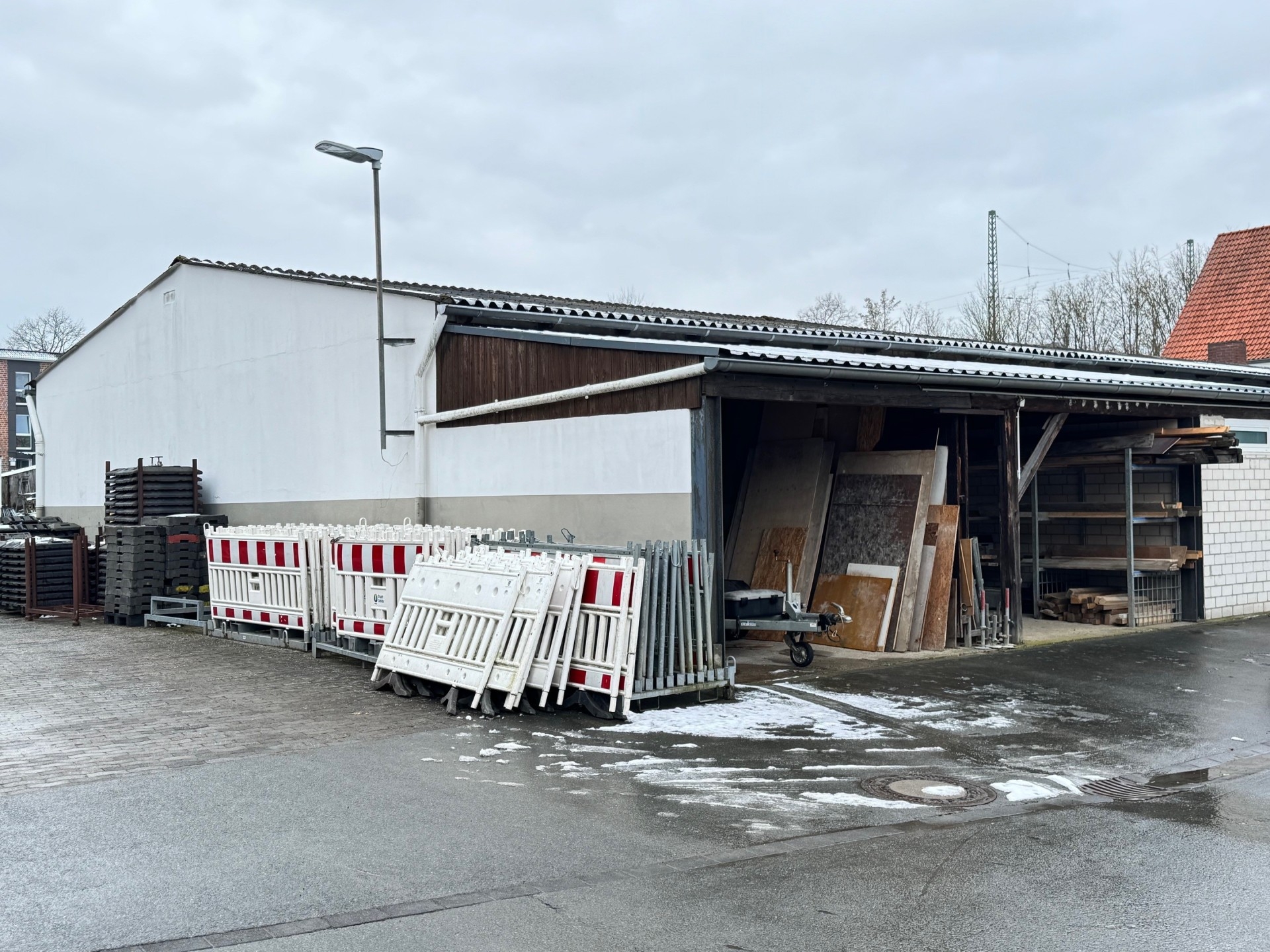 Anbauten und Unterstand am Baubetriebshof