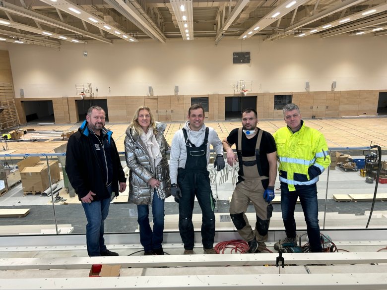 Von links: Hausmeister Sergej Kanke, Karin Rodeheger, die Tribünenbauer Peter und Ondre Paul und Projektleiter Thomas Eifler.