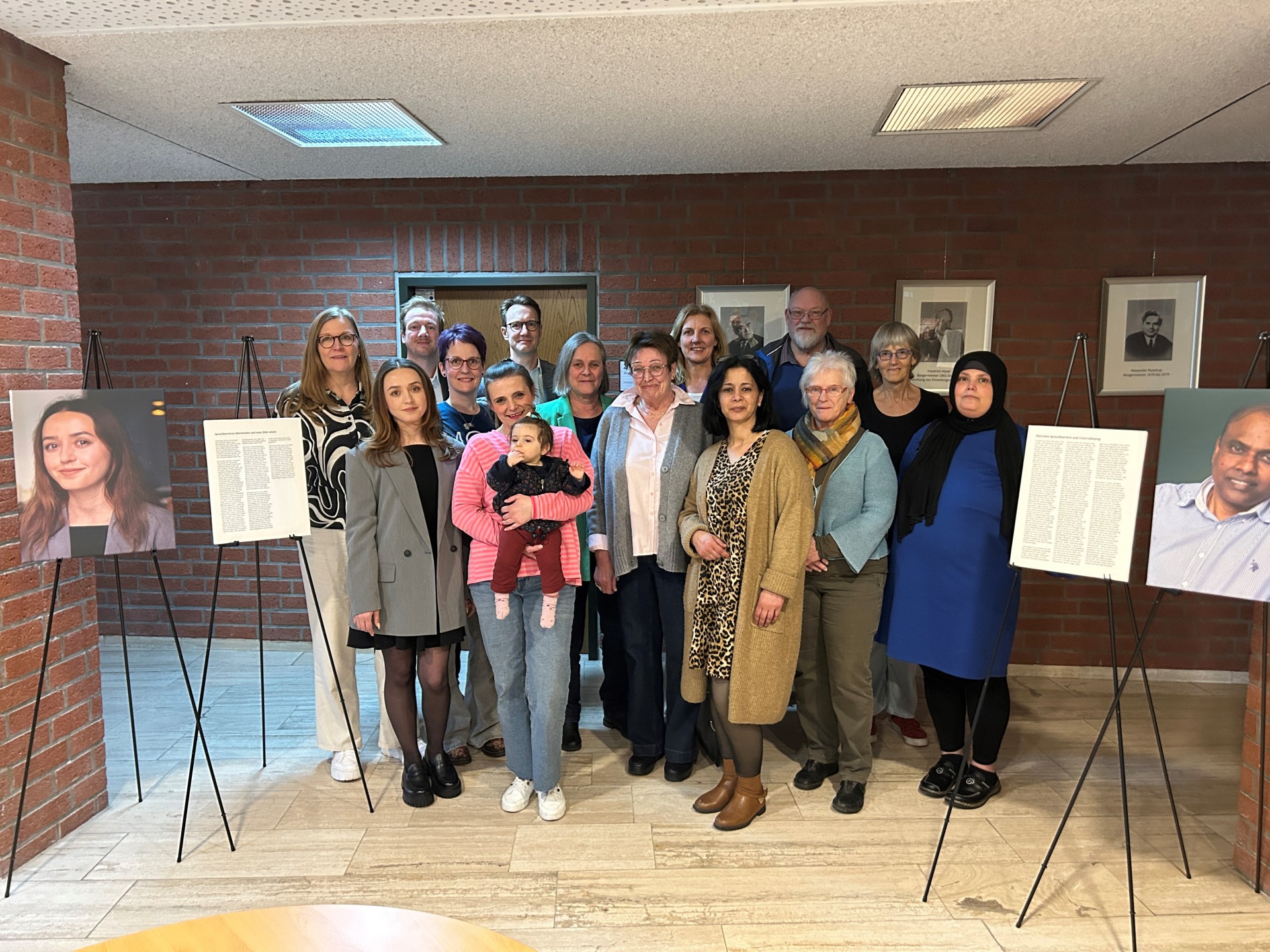 Personengruppe in der Ausstellung anl. der Eröffnung