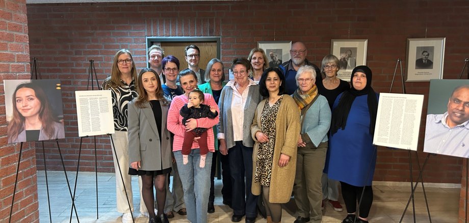 Personengruppe in der Ausstellung anl. der Eröffnung