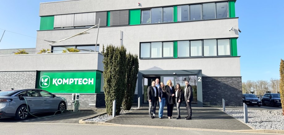 Menschgruppe von dem Standort des Unternehmens Komptech