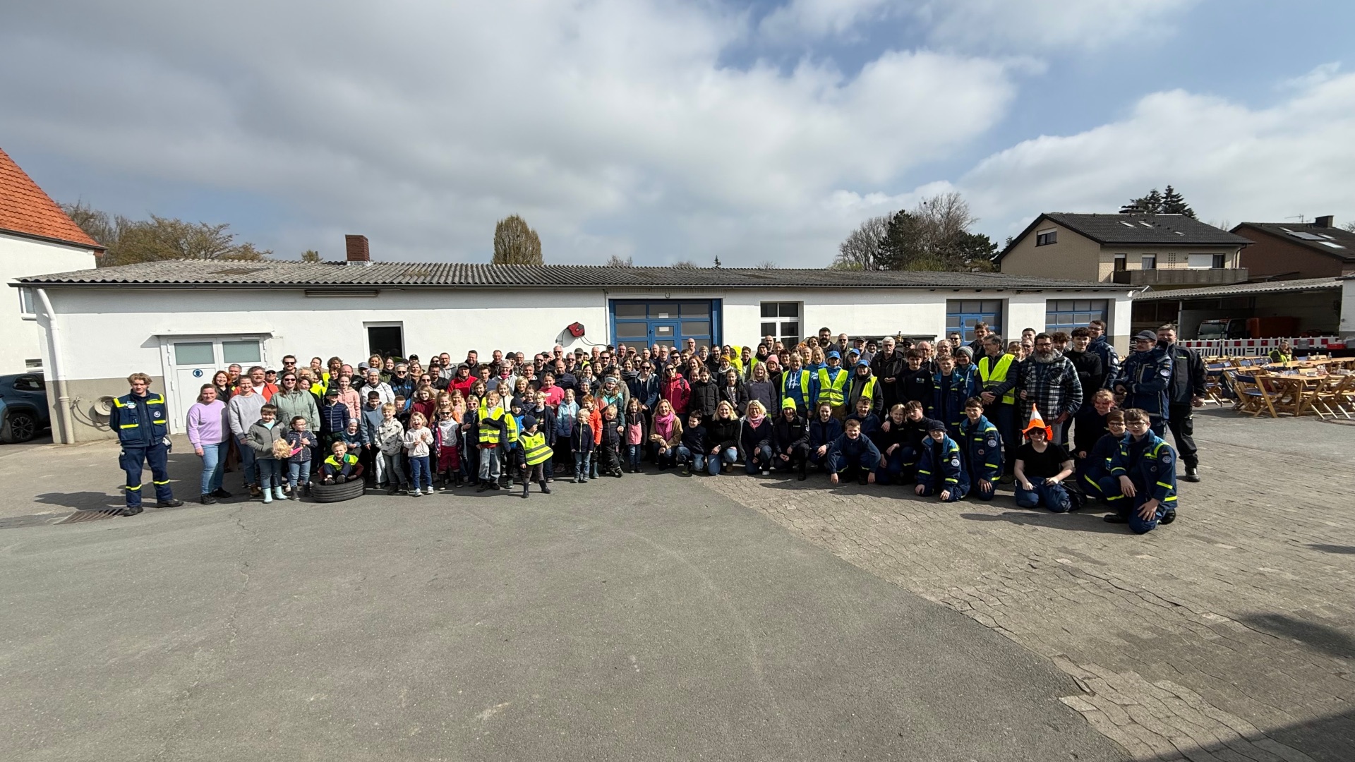 Stadtputztag 2026 - Freiwillige am Baubetriebshof versammelt