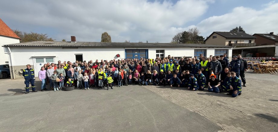 Stadtputztag 2026 - Freiwillige am Baubetriebshof versammelt