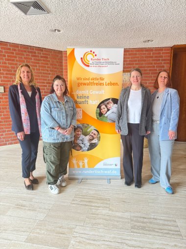 Oeldes Bürgermeisterin Karin Rodeheger, Monika Björklund (Gleichstellungsbeauftragte der Stadt Beckum), Daniela Eggenstein (Gleichstellungsbeauftragte der Stadt Oelde) und Kriminalhauptkommissarin Sandra Bothe