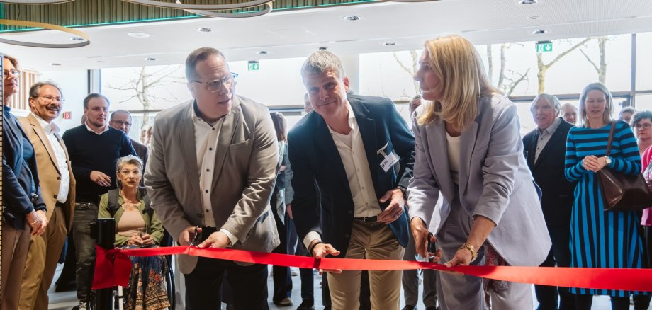 Stadtbaurat, Projektleiter und Bürgermeisterin durchschneiden das rote Band zur neuen Halle Stadtbaurat, Projektleiter und Bürgermeisterin durchschneiden das rote Band zur neuen Halle