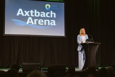 Bürgermeisterin am Stehpult hält Rede Bürgermeisterin am Stehpult hält Rede