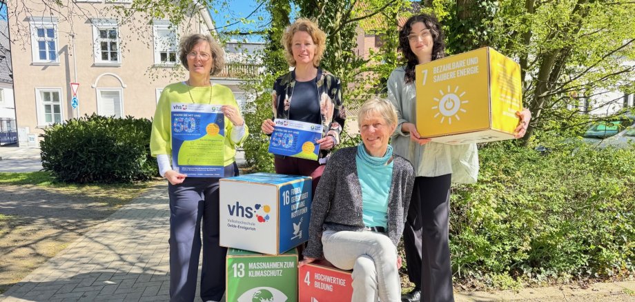das Bild zeigt: Heike Ewers (Leiterin der VHS Oelde-Ennigerloh), Steffi Gröne (Klimaschutzmanagerin der Stadt Oelde), Andrea Vahrenhorst (VHS), Rena Ideus (Klimaschutzmanagerin der Stadt Oelde)