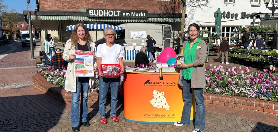 Bild zeigt Verantwortliche bei der Vorstellung auf dem Wochenmarkt