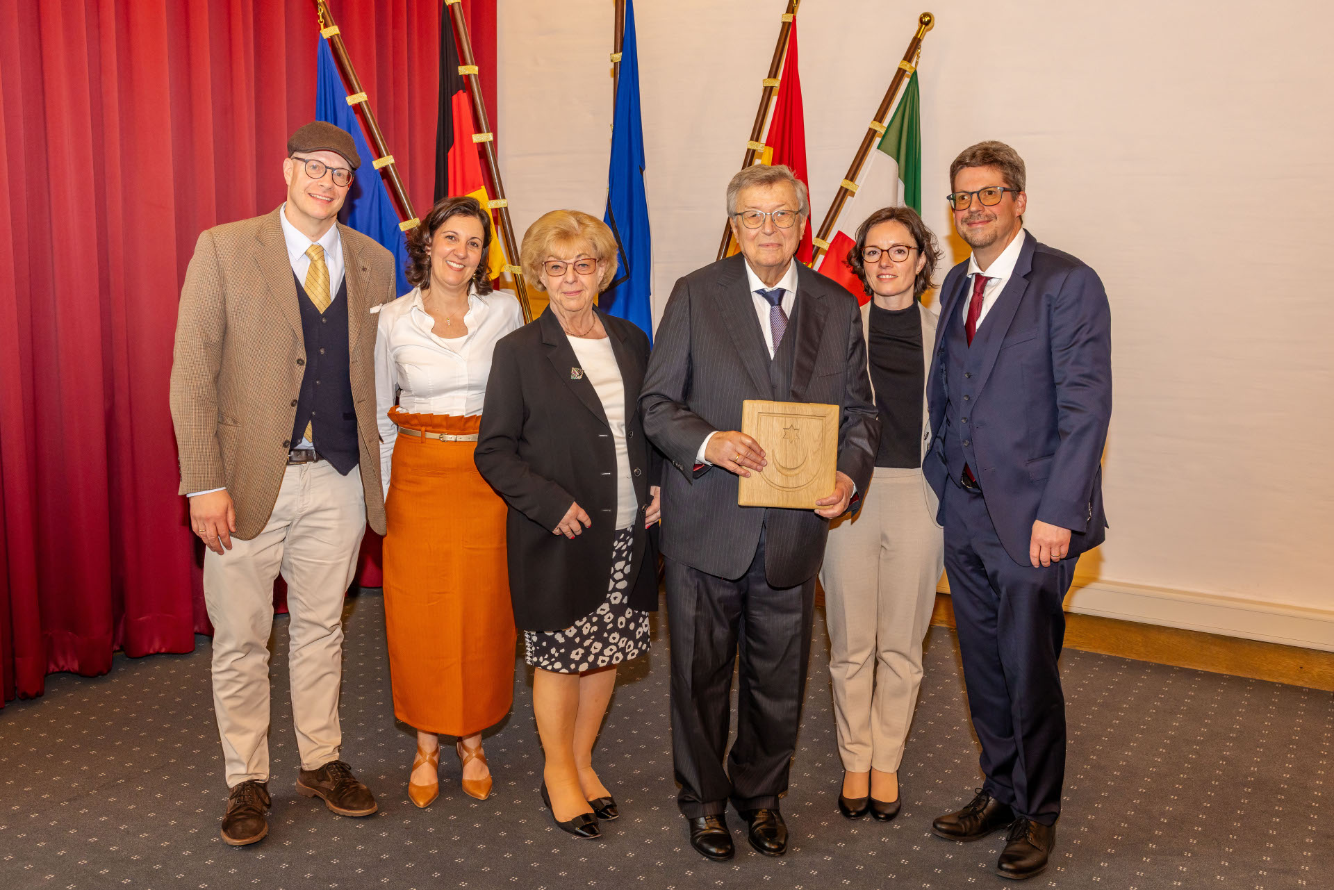 Auf dem ersten Bild versammelt Dr. Reinhold Festge seine Familie um sich (v.l.): Florian und Cristiana Festge, Susanne und Dr. Reinhold Festge sowie Gabi und Dr. Fabian Festge