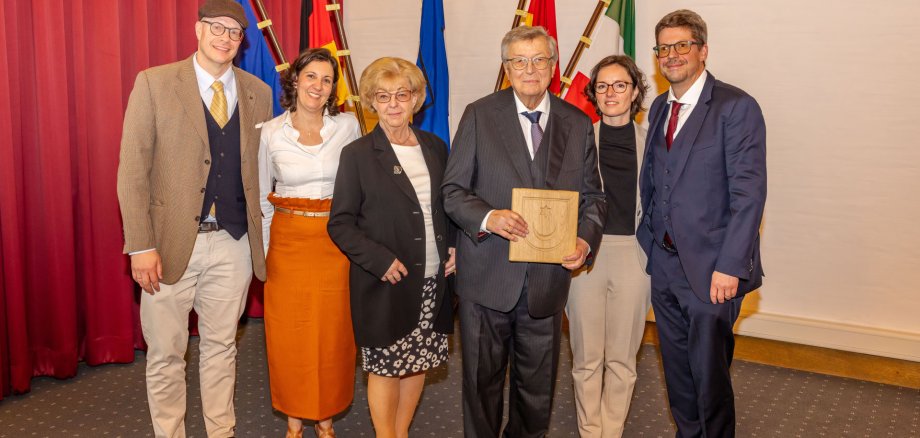 Auf dem ersten Bild versammelt Dr. Reinhold Festge seine Familie um sich (v.l.): Florian und Cristiana Festge, Susanne und Dr. Reinhold Festge sowie Gabi und Dr. Fabian Festge