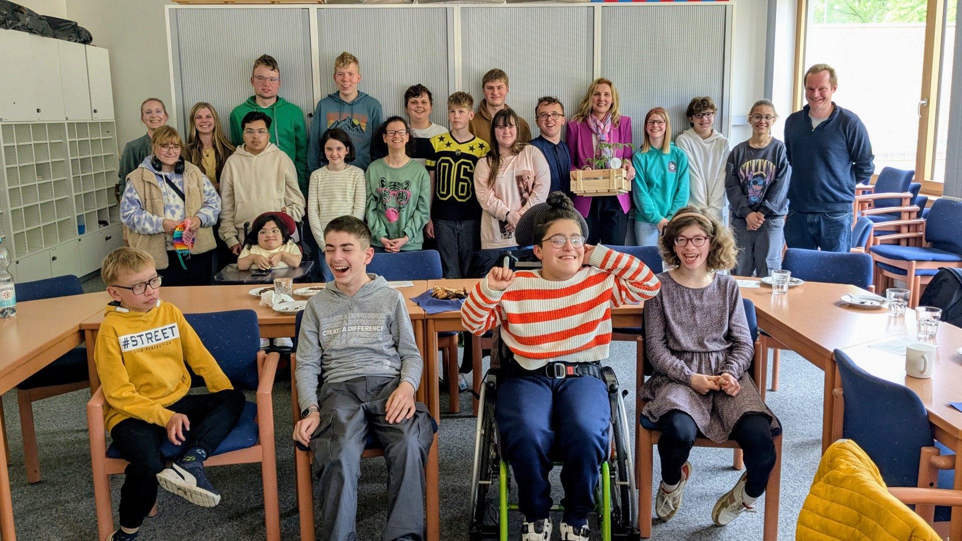 Gruppenbild in der Erich-Kästner-Schule mit Kindern, der Bürgermeisterin und Lehrer*innen