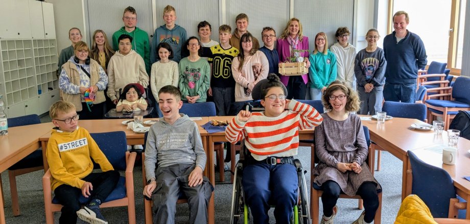 Gruppenbild in der Erich-Kästner-Schule mit Kindern, der Bürgermeisterin und Lehrer*innen