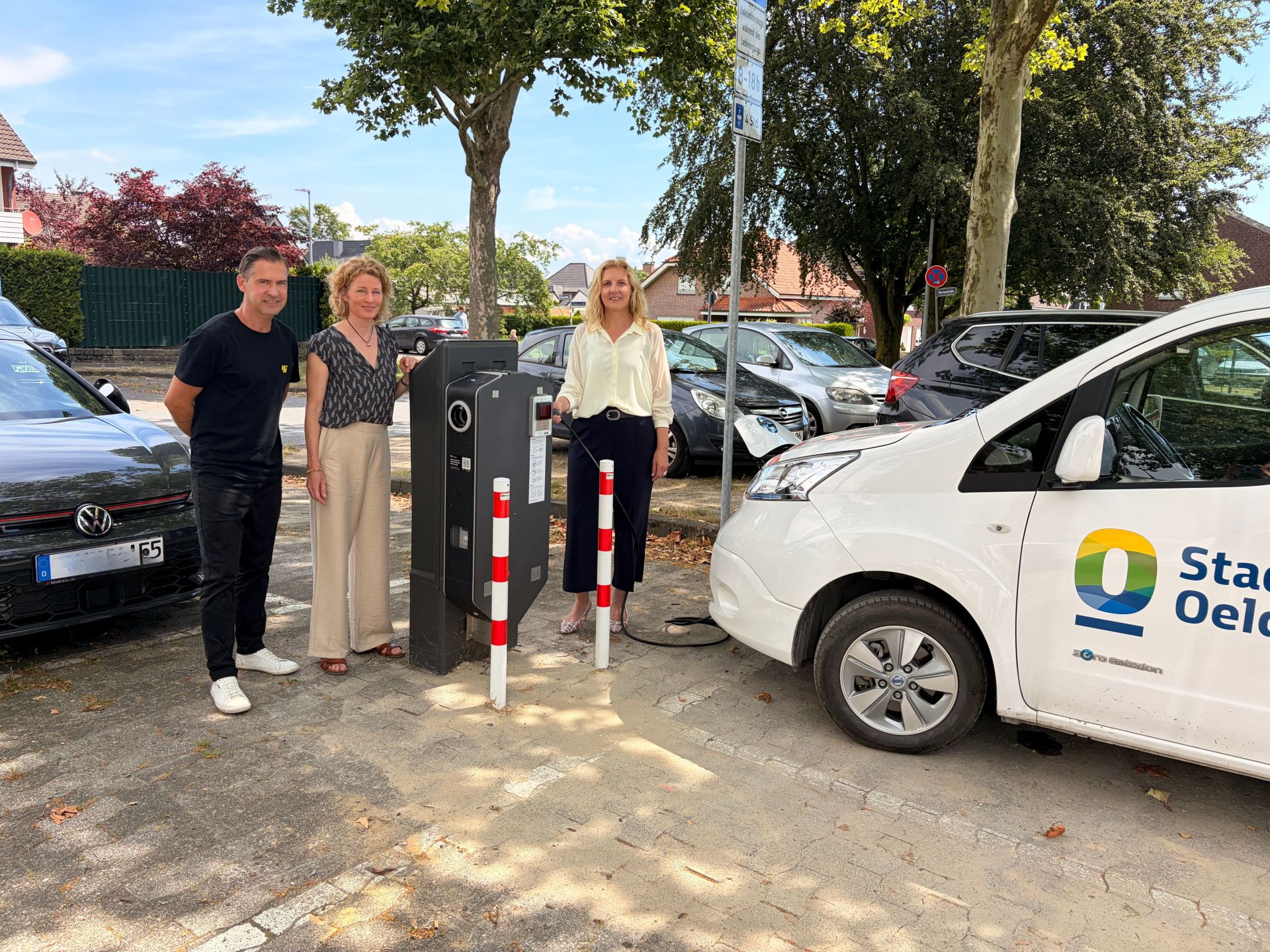 Das Foto zeigt v.l. Christian Theinert von der Wirelane Public 1 GmbH, Stefanie Gröne (Klimaschutzmanagerin der Stadt Oelde) und Bürgermeisterin Karin Rodeheger.