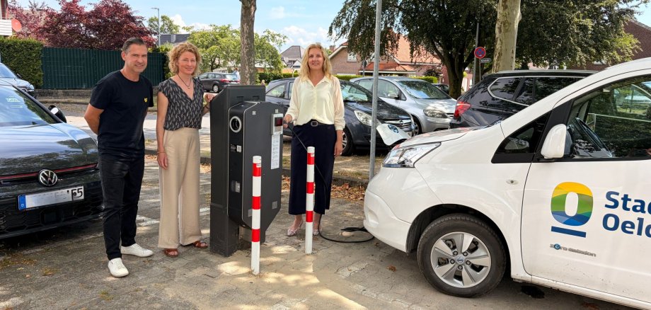 Das Foto zeigt v.l. Christian Theinert von der Wirelane Public 1 GmbH, Stefanie Gröne (Klimaschutzmanagerin der Stadt Oelde) und Bürgermeisterin Karin Rodeheger.