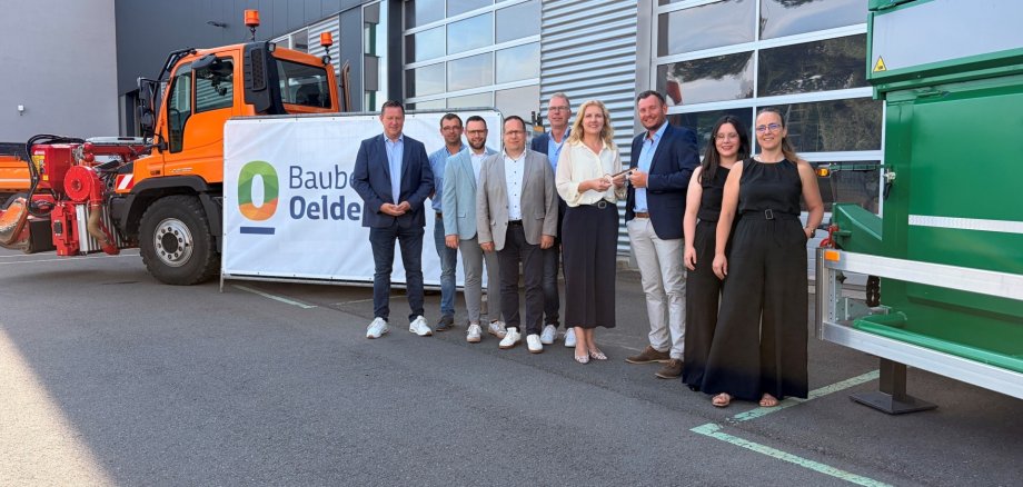 Auf dem Foto haben sich rechts von dem neuen "Baubetriebshof-O" aufgestellt (v.l.): Volker Combrink (Wirtschaftsförderer Stadt Oelde), Stephan Vogel (Baubetriebshof), Oliver Smeenk (Leiter Baubetriebshof), Stadtbaurat André Leson, Ralf Guddorf (stellvertretender Leiter Baubetriebshof), Bürgermeisterin Karin Rodeheger, Geschäftsführer der Komptech Vertriebsgesellschaft Deutschland mbH Andreas Heinz und die beiden Prokuristinnen des Unternehmens Judith Hillebrand und Nadine Poscher. Auf dem Foto haben sich rechts von dem neuen "Baubetriebshof-O" aufgestellt (v.l.): Volker Combrink (Wirtschaftsförderer Stadt Oelde), Stephan Vogel (Baubetriebshof), Oliver Smeenk (Leiter Baubetriebshof), Stadtbaurat André Leson, Ralf Guddorf (stellvertretender Leiter Baubetriebshof), Bürgermeisterin Karin Rodeheger, Geschäftsführer der Komptech Vertriebsgesellschaft Deutschland mbH Andreas Heinz und die beiden Prokuristinnen des Unternehmens Judith Hillebrand und Nadine Poscher.