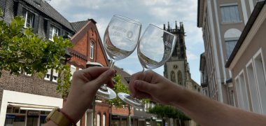 Weingläser Oelder Weinabend Anstoßen mit Weingläsern in der Herrenstraße
