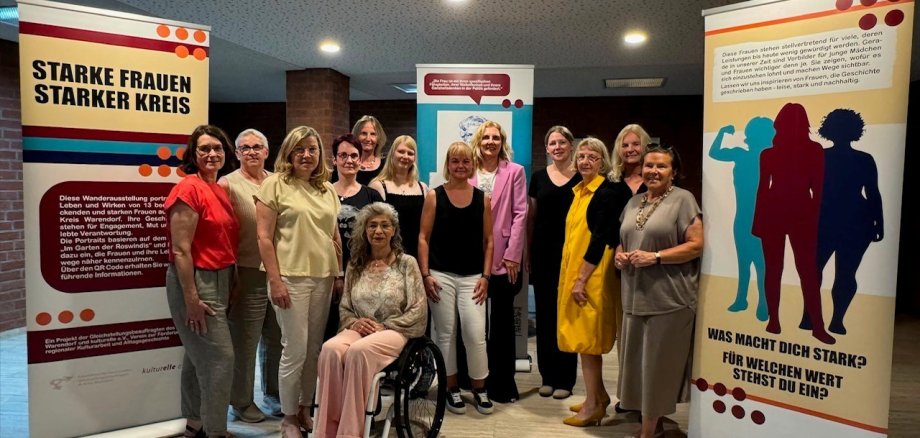 Ausstellung "starke Frauen - starker Kreis" Zu sehen sind Bürgermeisterin Karin Rodeheger, die Oelder Ratsfrauen und Gleichstellungsbeauftragte Daniela Eggenstein