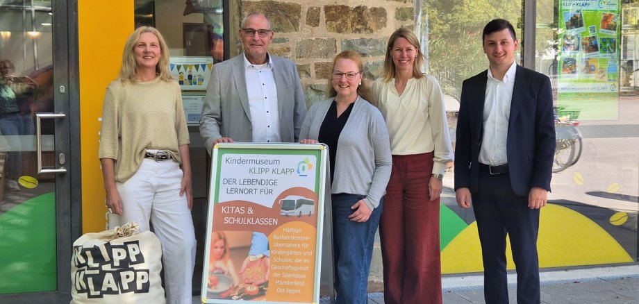 Zuschuss Buskosten zum Lernort Kindermuseum KLIPP KLAPP Das Foto zeigt v.l. Bürgermeisterin Karin Rodeheger, Peter Scholz (stellvertretender Vorstandsvorsitzender Sparkasse Münsterland Ost), Museumsleitung Linda Gröne, Melanie Wiebusch (Geschäftsführerin Forum Oelde) und Emin Celik (stellvertretender Regionalmarktleiter Sparkasse Münsterland Ost)