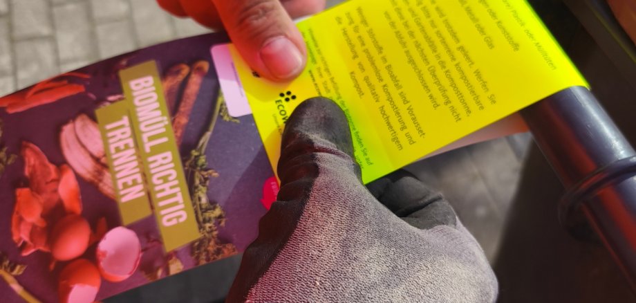 Wer seinen Bioabfall nicht korrekt sortiert und Störstoffe in die Tonne wirft bekommt von Biotonnenkontrolleur Heiko Prinz eine gelbe oder rote Karte ausgestellt. Wer seinen Bioabfall nicht korrekt sortiert und Störstoffe in die Tonne wirft bekommt von Biotonnenkontrolleur Heiko Prinz eine gelbe oder rote Karte ausgestellt.