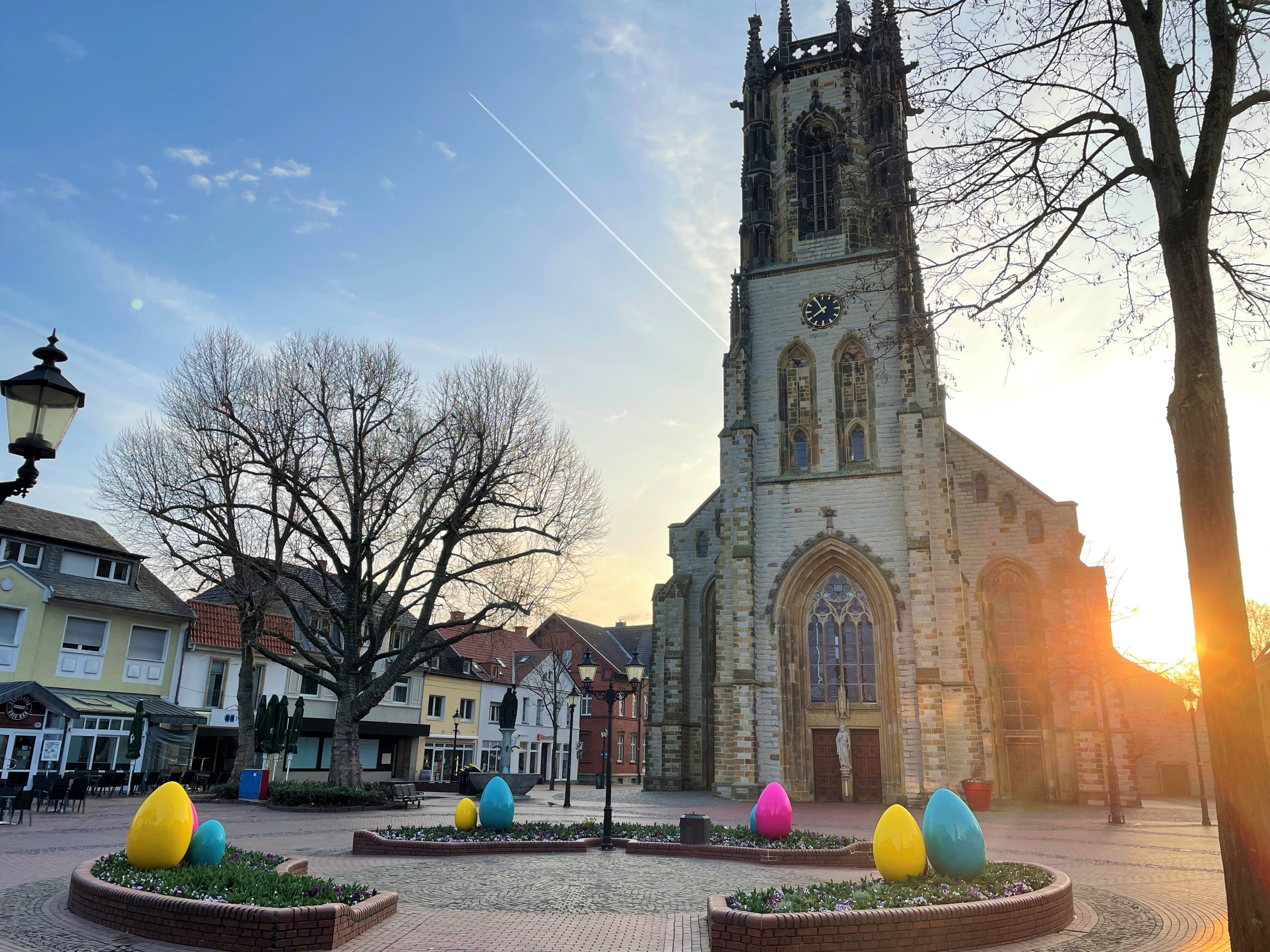 Ostereier in der Innenstadt vor St. Johannes-Kirche