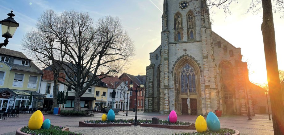 Ostereier in der Innenstadt vor St. Johannes-Kirche
