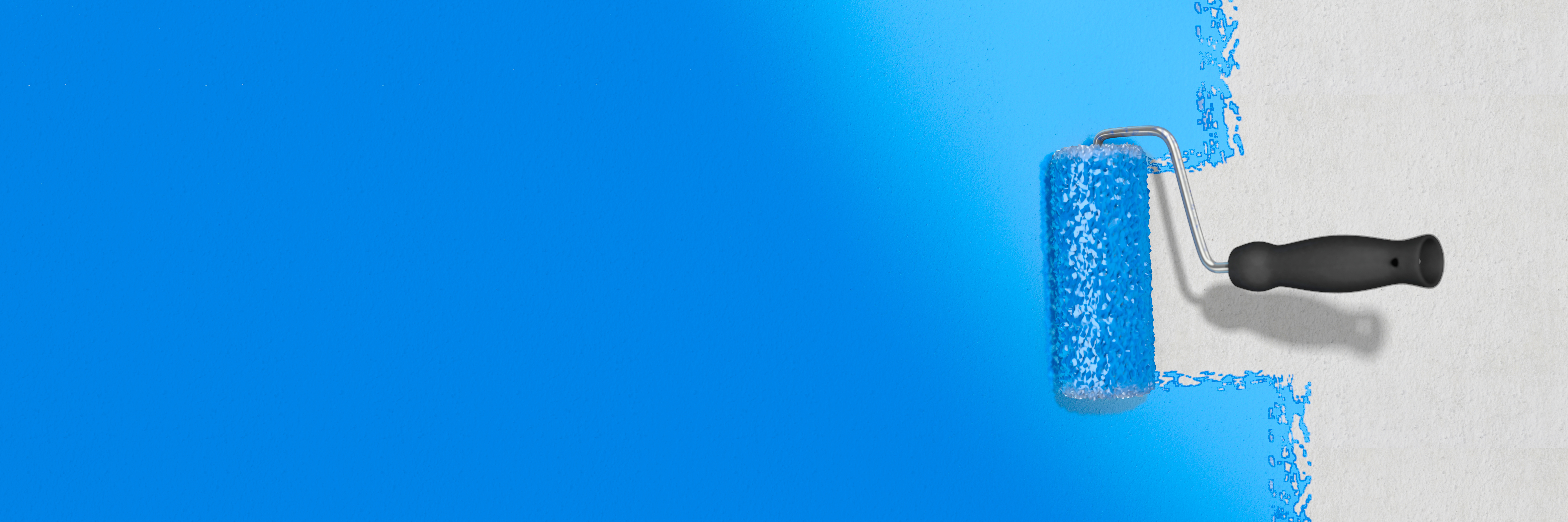 Graue Wand mit blauer Farbe streichen