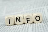 4 Würfel mit der Aufschrift "Info" auf einer Zeitung