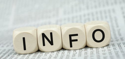 4 Würfel mit der Aufschrift "Info" auf einer Zeitung