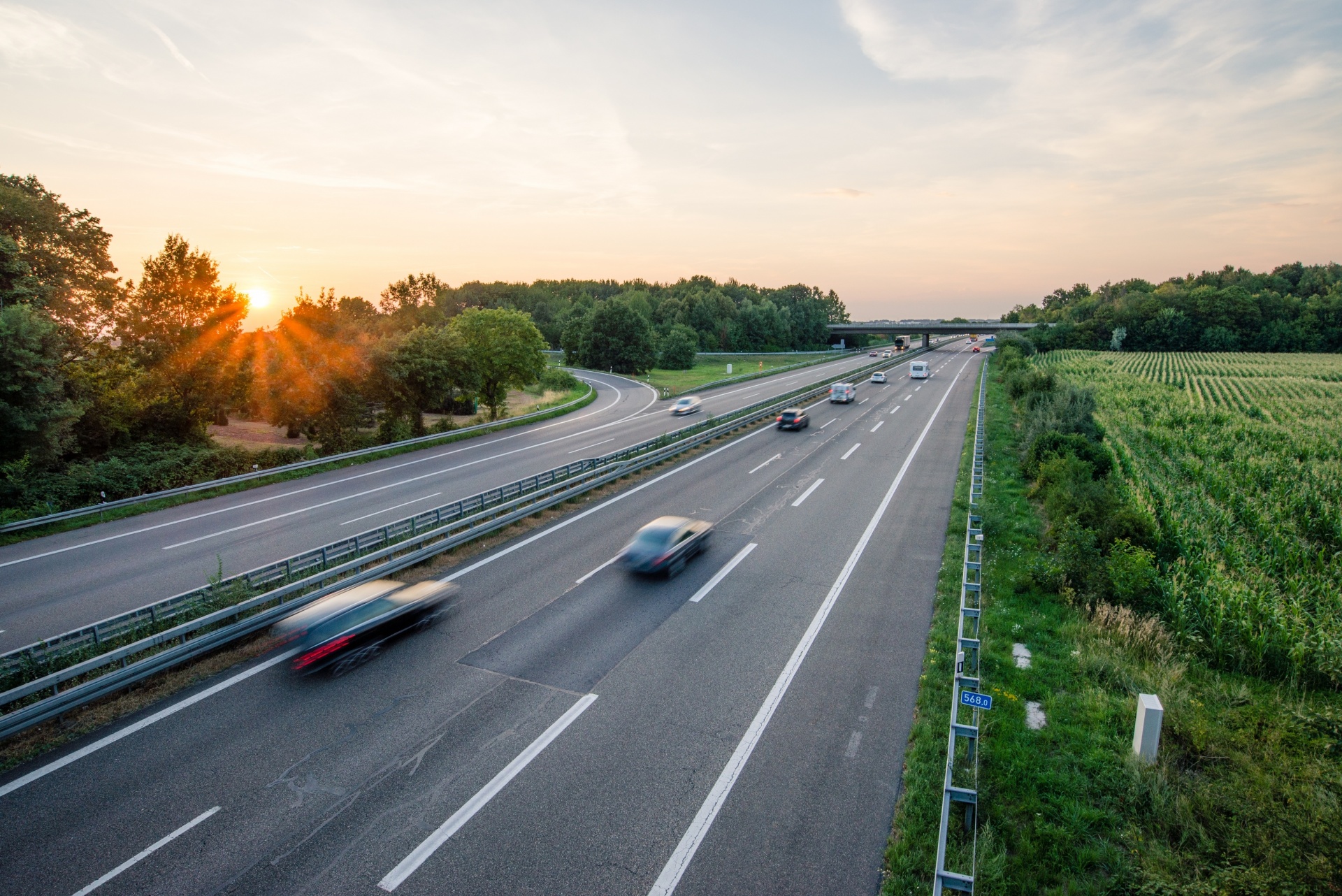 Autobahn im Sonnenuntergang