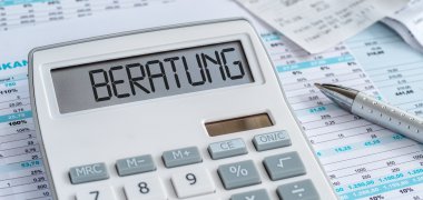 Taschenrechner mit Dokumenten - Beratung
