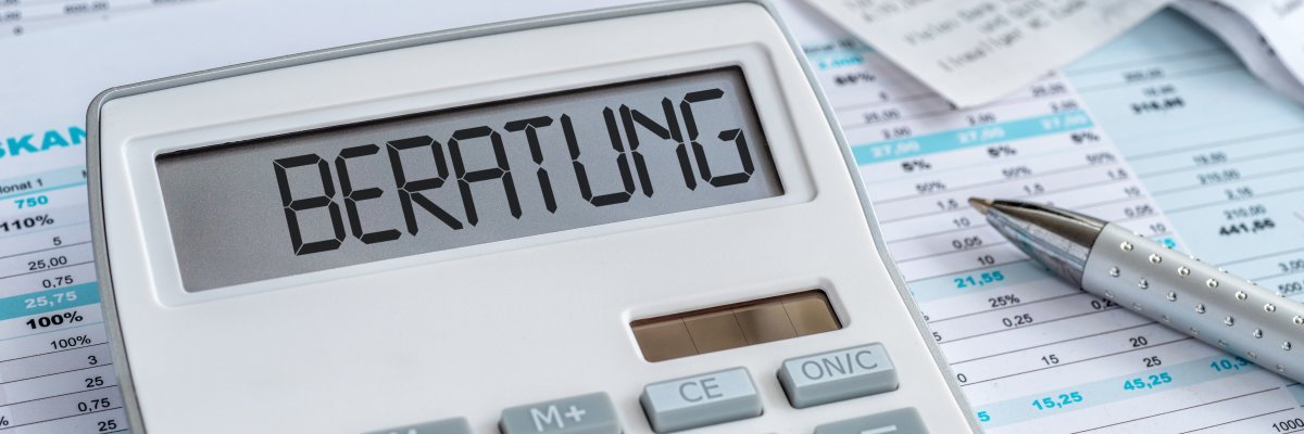 Taschenrechner mit Dokumenten - Beratung