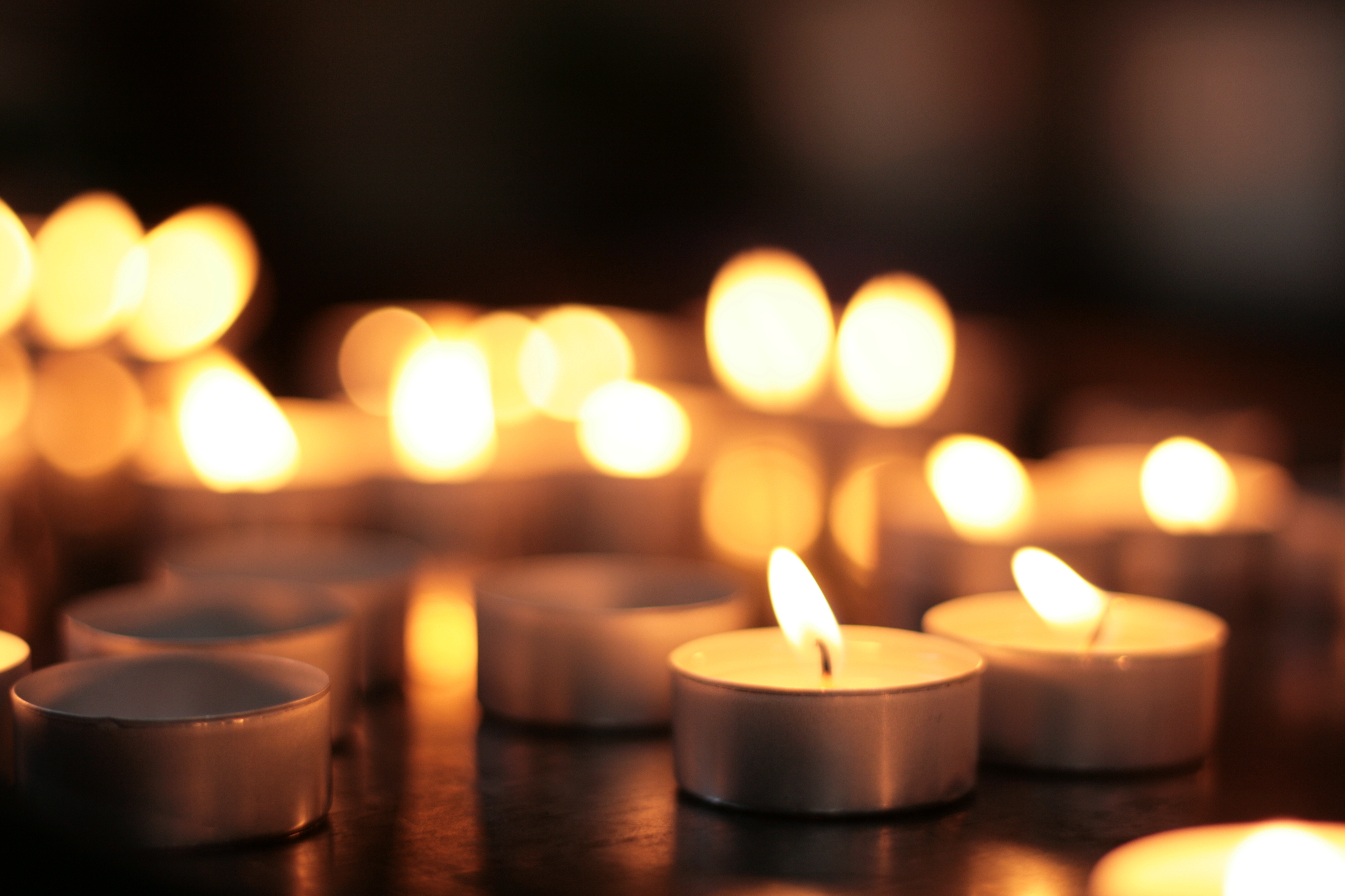 Leuchtende Teelichter