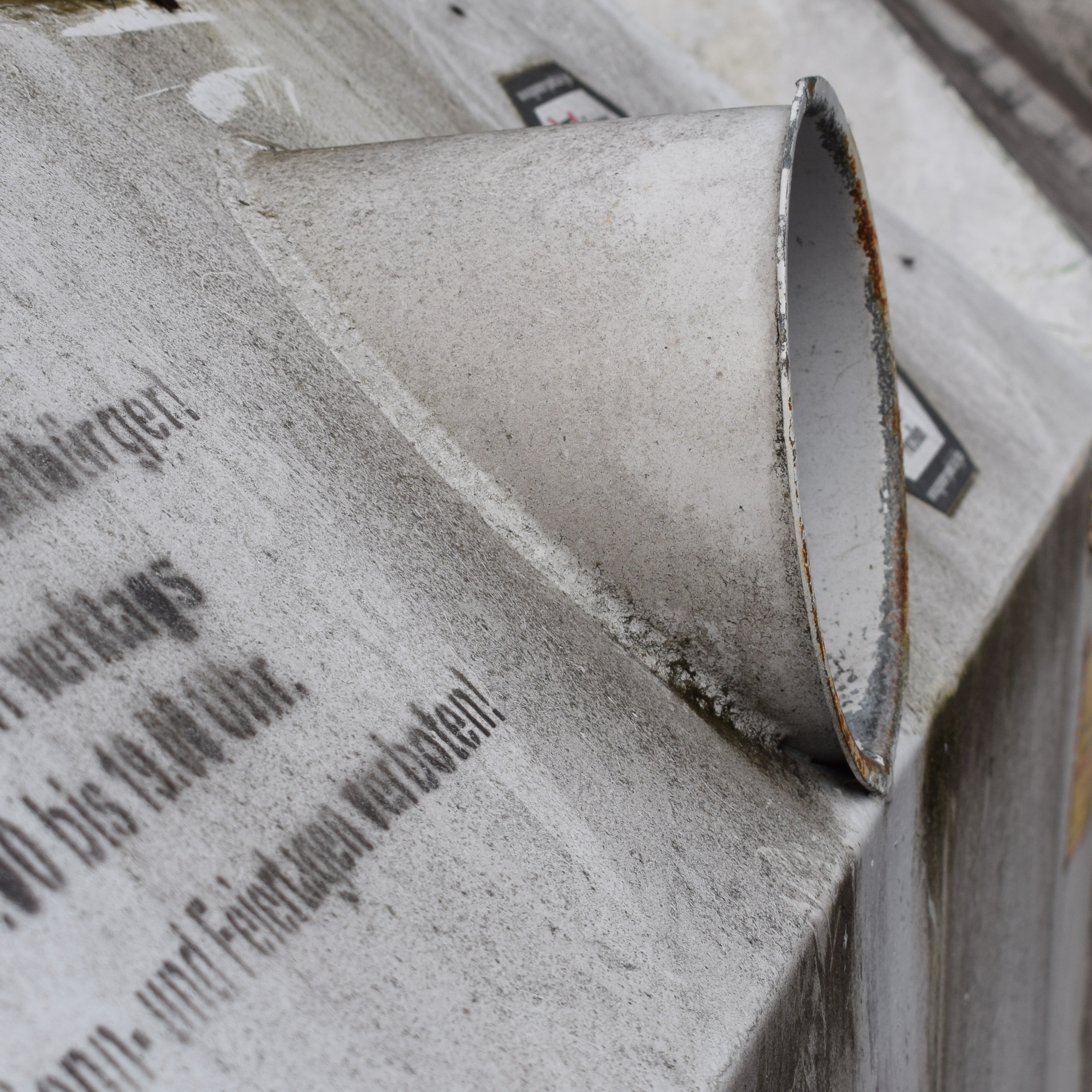 Öffnung eines Altglascontainers