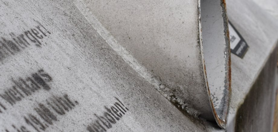 Öffnung eines Altglascontainers