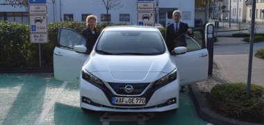 Elektroauto auf Parkplatz