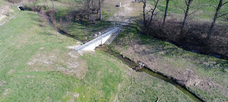 Bauwerk einer Staumauer im Hochwasserschutzbecken